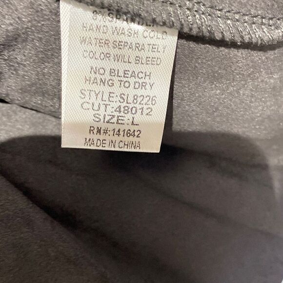 She + Sky Women's V-Neck Ruffled Cape Velvet Top Black Size L New With Tags - Picture 9 of 10